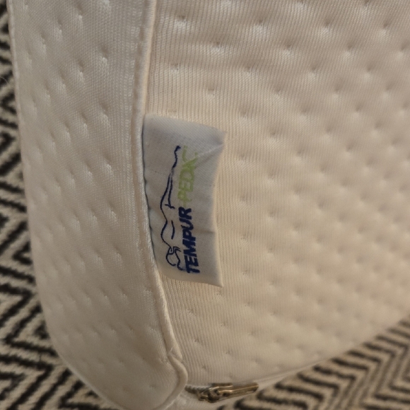 Luxurious White Memory Foam Pillow - Picture 2 of 6